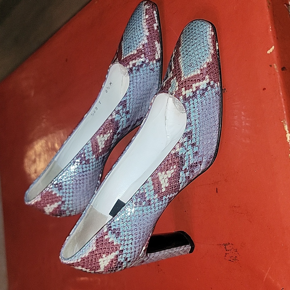 Charles Jourdan size 6.5 leather pumps in snakeskin design with 3" heel